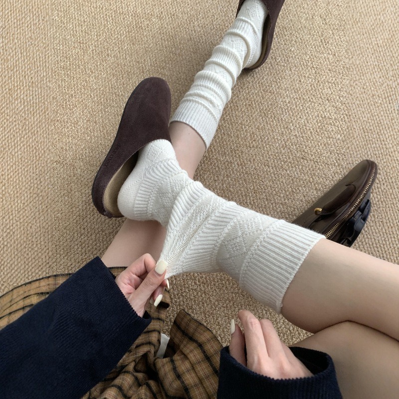 Woolen demi-season knee socks with diamond pattern