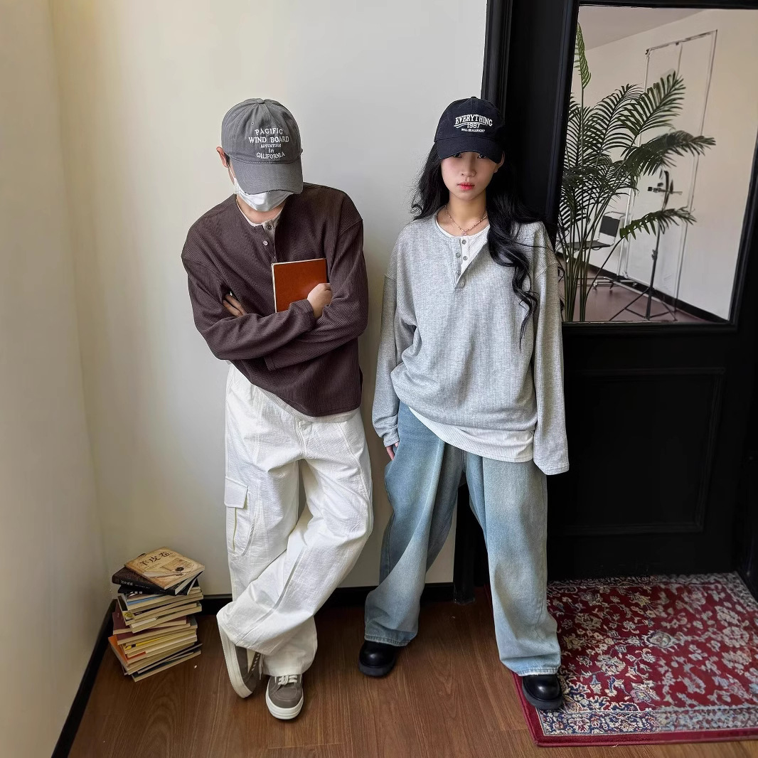 アメリカのレトロな偽の2つの中に長袖のtシャツを掛けます。