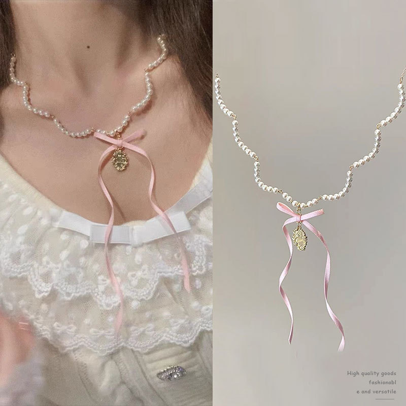 Necklace with bow from pearl