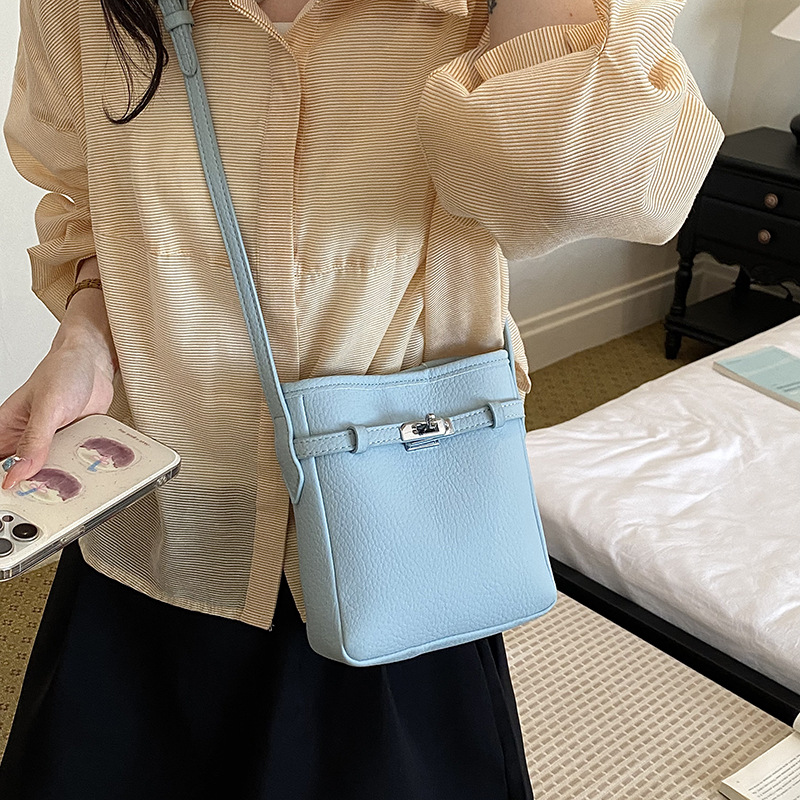 La versión coreana de nicho de color sólido bolso de teléfono móvil para mujeres 2026 verano nuevo diario pequeño y ligero bolso de hombro pequeño