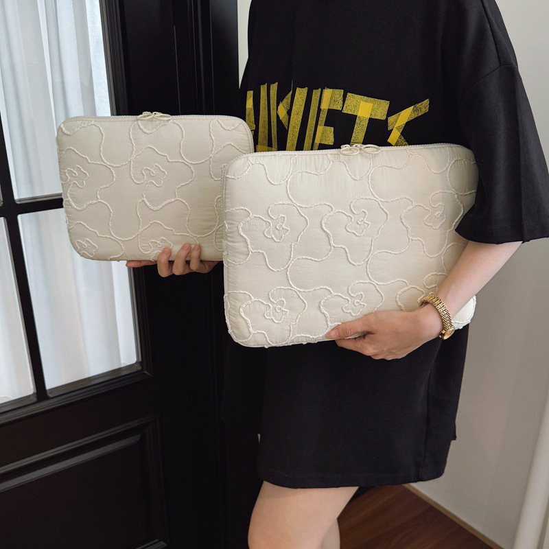 Fashionable and cute ins-style fresh embroidered floral retro dopamine computer bag, puff bag, cloud bag, notebook bag