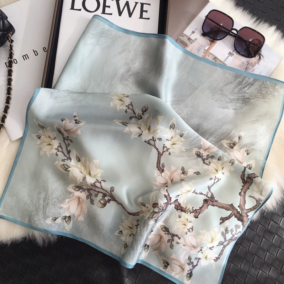 Primavera pequeña bufandas de seda ~ primavera y verano fresca sensación de reducción de la edad de las niñas coreanas pequeñas bufandas de seda de lujo ligero mujeres versátiles