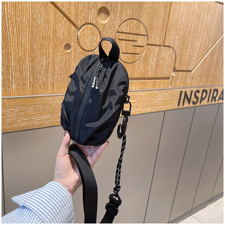 Mini telefone pequeno, moderno e versátil para meninos, mochila de nicho, chave simples, fones de ouvido, bolsa crossbody, moderno_voghion.com