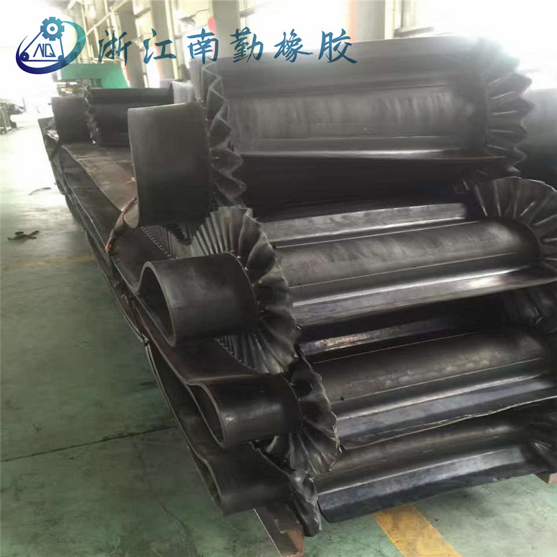 专业生产裙边挡板橡胶输送带 人字形裙边输送带 大倾角裙边输送带