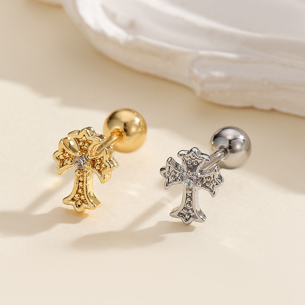 Silver pointed spike labret stud material detail