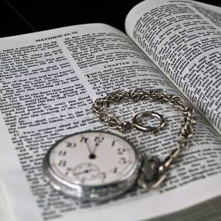 Библейская бумага - это бумага для словарей, с которой мы знакомы, которая представляет собой очень тонкую бумагу для печати.