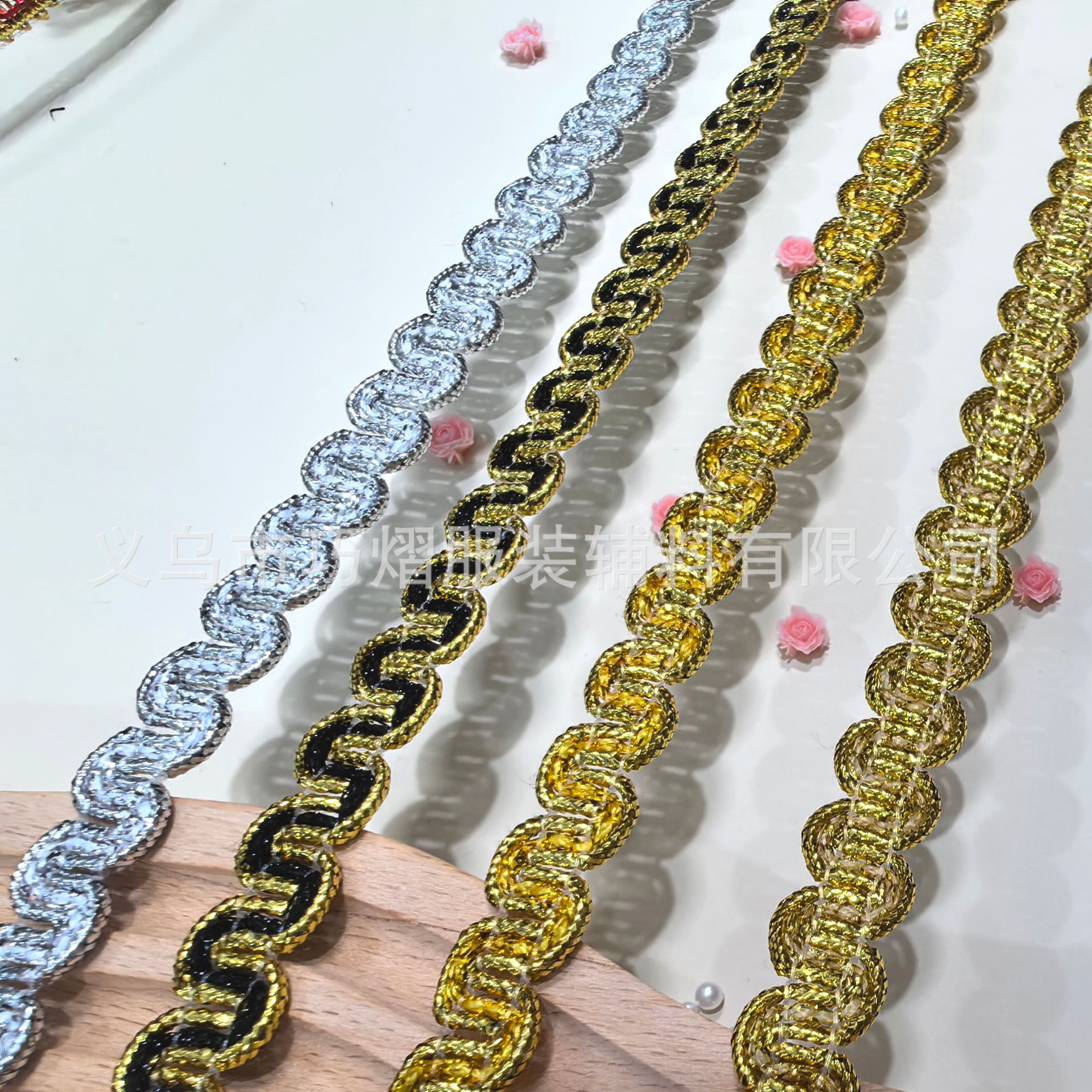 Venta al por mayor de fábrica de color de oro y plata lentejuelas florales con adornos accesorios de ropa accesorios de estilo étnico ondulado