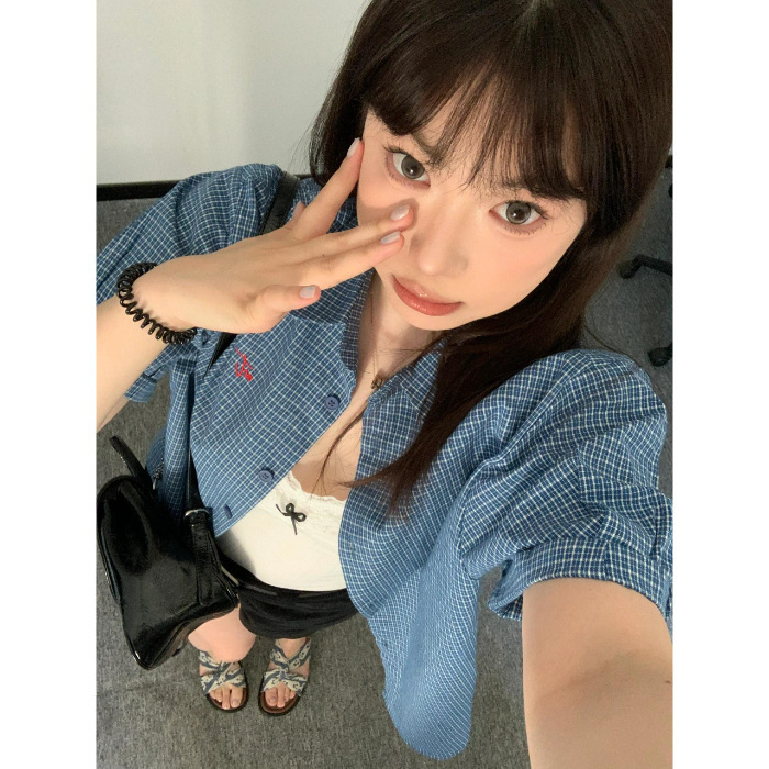2025夏の青い格子の半袖のシャツの女性の韓国系のゆったりとしたカジュアルなシャツのレトロな香港風の刺繍の上着のコート|undefined