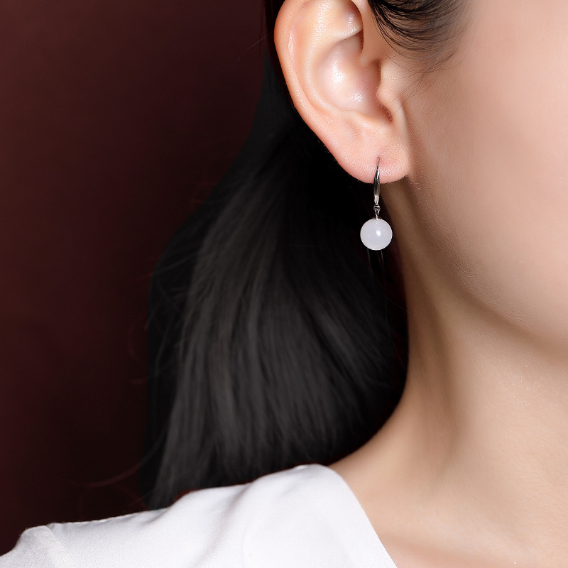 Bông tai bạc S925 hạt tròn đính ngọc trắng Hetian thiết kế đơn giản thời trang — Một cặp