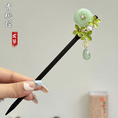 古風の復古は和田玉の花びらのかんざしをまねます。