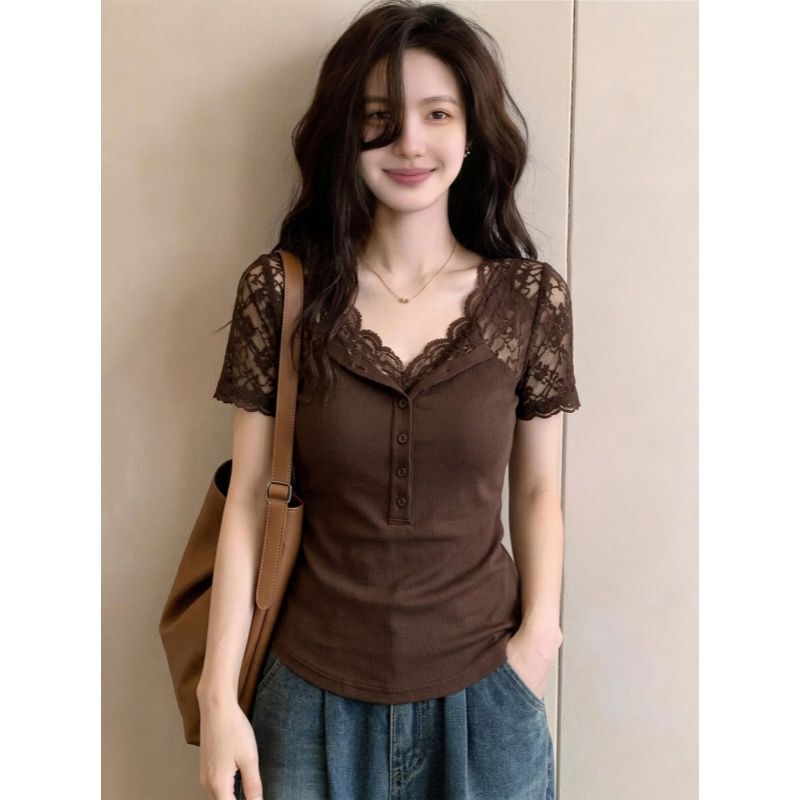 French lace patchwork V-neck short-sleeve T-shirt for women, 2026 summer collection, plus-size, designed to cinch the waist and create a slimming effect, a unique and beautiful top