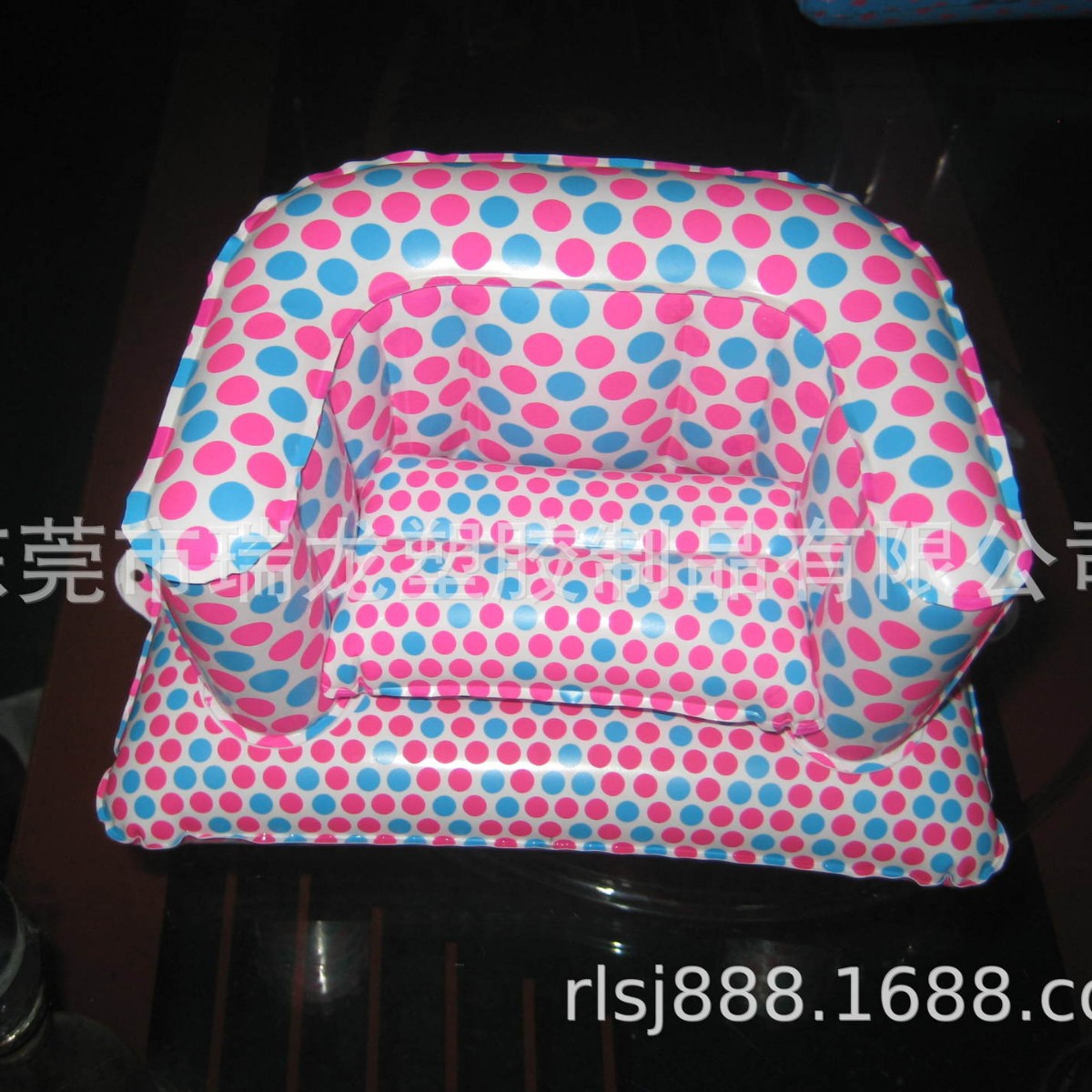 High Frequency Voltage Manufacturer Customized Pvc Inflatable Mobile Phone Holder Mobile Phone Store Display Transparent Printed Sofa Shape