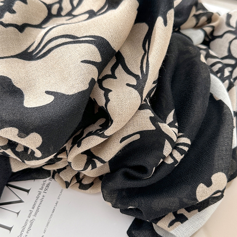 Versión coreana del diseño de moda con sentido de la bufanda de algodón y lino para mujer, temperamento retro, planta, estampado de flores, viaje con chal de moda