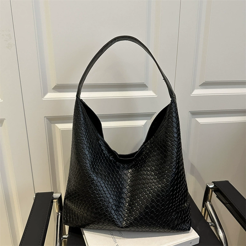 Повседневная ретро-сумка большой вместимости для женщин, новинка 2025 года, популярный горячий стиль, универсальная сумка через плечо в иностранном стиле, тканая сумка-ведро