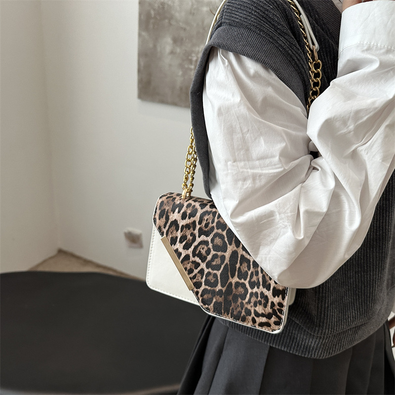 2024 nuevo bolso de hombro con estampado de leopardo de diseño de nicho, bolso de axila simple de moda, bolso de mensajero de cadena, bolso femenino personalizado
