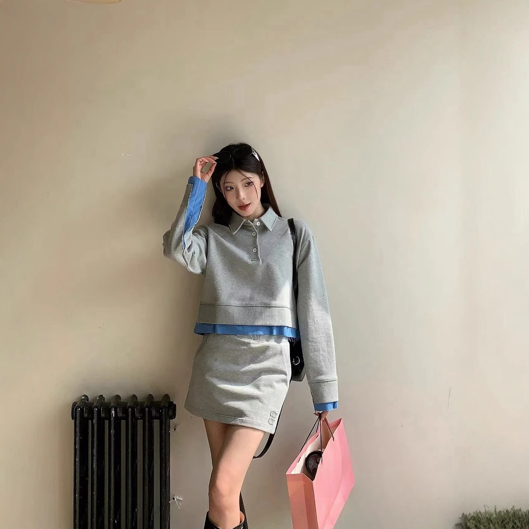 In stock: 25 early spring new Miu style faux two-piece color-blocked shirt sweatshirt, classic collared short polo shirt for girls.