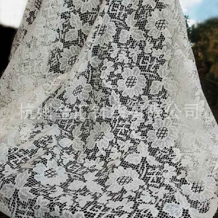 Кружевная скатерть с мотивом подсолнуха, бежевый, 183×183 см (72×72), 140 GSM