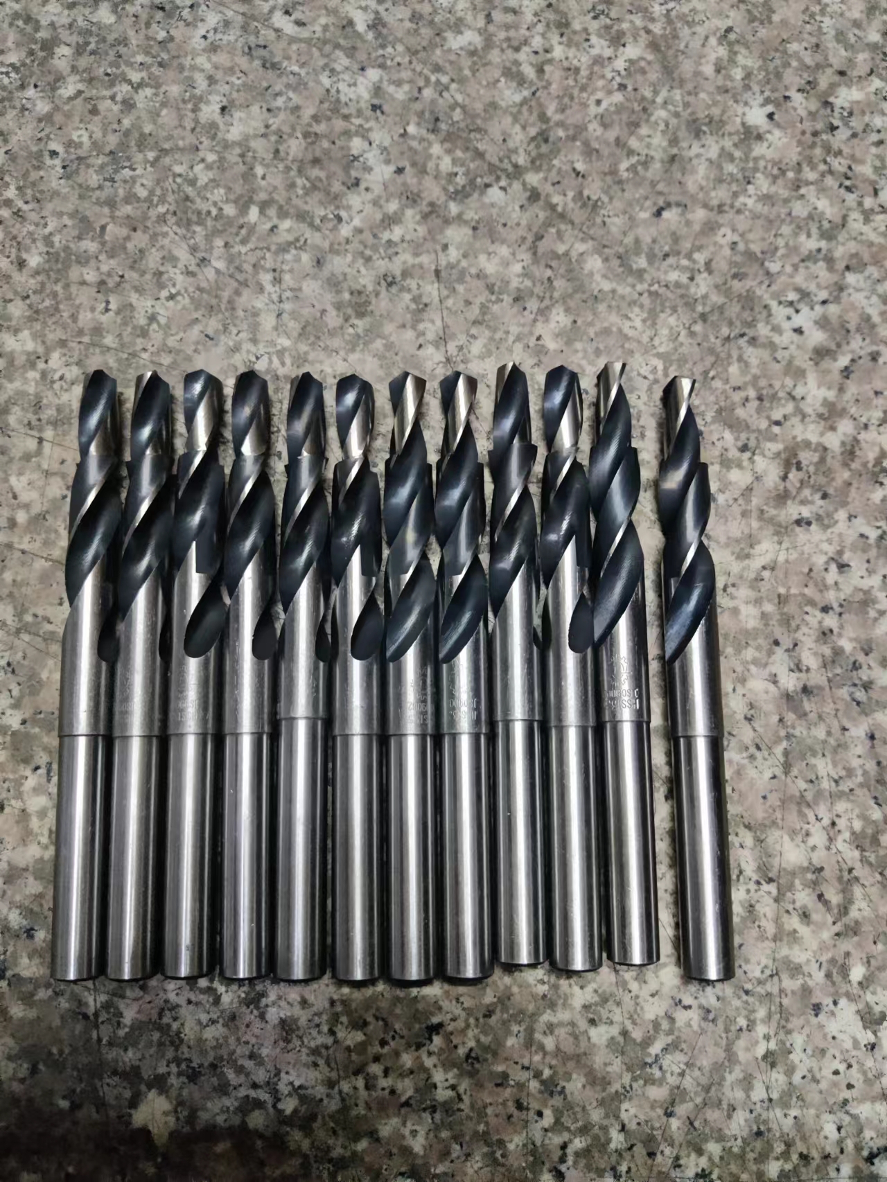 Perforación de escalones personalizada puerta y ventana de aleación de aluminio carpintería perforación de diámetro reducido perforación de segundo paso torsión perforación de agujero de contador fija