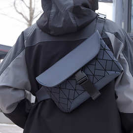 潮牌男包菱格斜挎包时尚设计小包新款高品质胸包个性背包单肩包