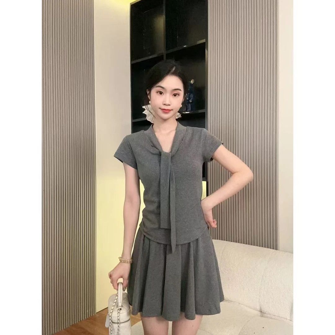 College Style Pleated Skirt Suit for Women, Summer Slimming Top, Short-Sleeved, Age-Reducing, Fashionable and Casual Two-Piece Set