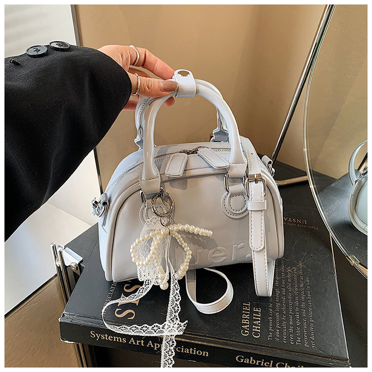 This year, Korean-style, stylish and simple hand-held bags with niche designs are in vogue. These are fashionable summer underarm bags for women's commuting undefined