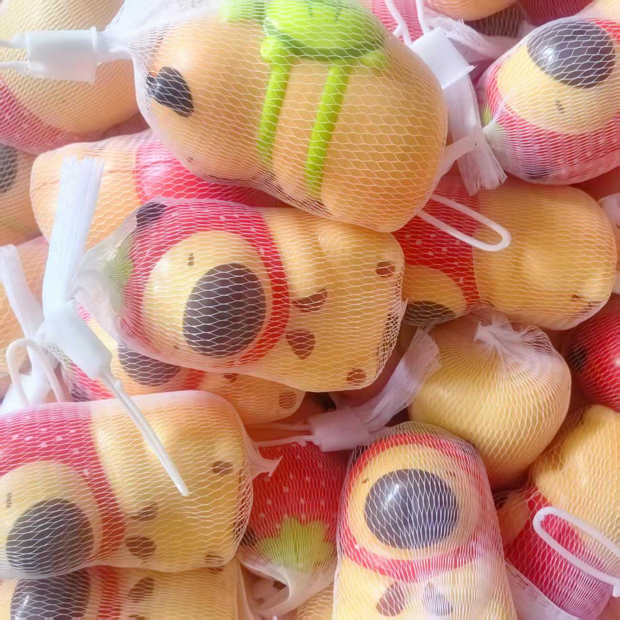 Nuevo colgante de mochila de tela Rabu pellizcar música pu rebote lento artefacto de descompresión juguete decoración de escritorio muñeca al por mayor