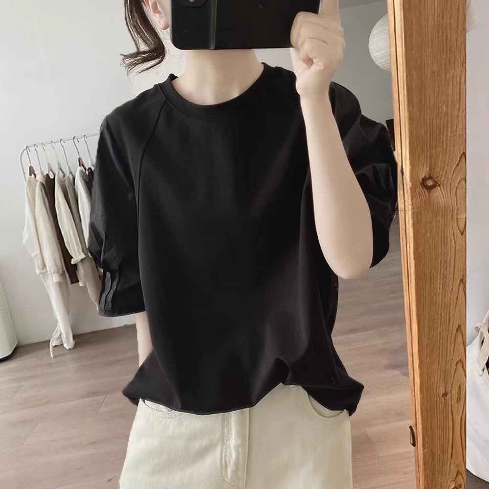 Áo thun nữ cổ tròn tay ngắn dáng rộng phối xếp li giảm béo — Màu đen tay năm tấc