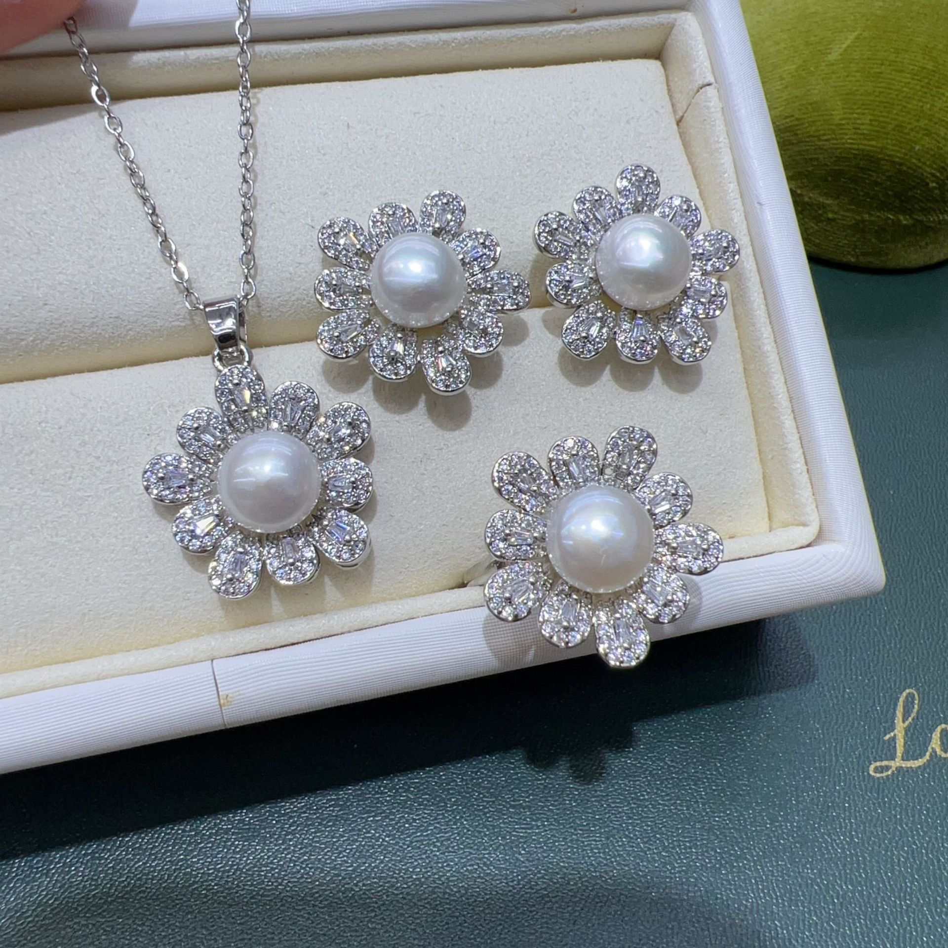 Zhuji High-Quality Freshwater Pearl Inlaid Floral Set Is Full of Texture and Versatile for Everyday Wear