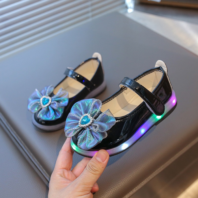 Zapatos de princesa de niñas 2025 primavera nuevo arco de diamante de arco parpadeante zapatos de cuero cuadrados de niña