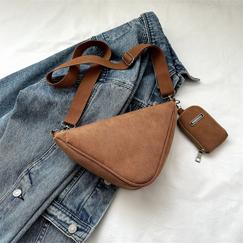 Bolsa de gran capacidad para mujer verano 2023 nueva bolsa de mensajero de color sólido simple estilo deportivo casual hombro triángulo bolsa niño y madre