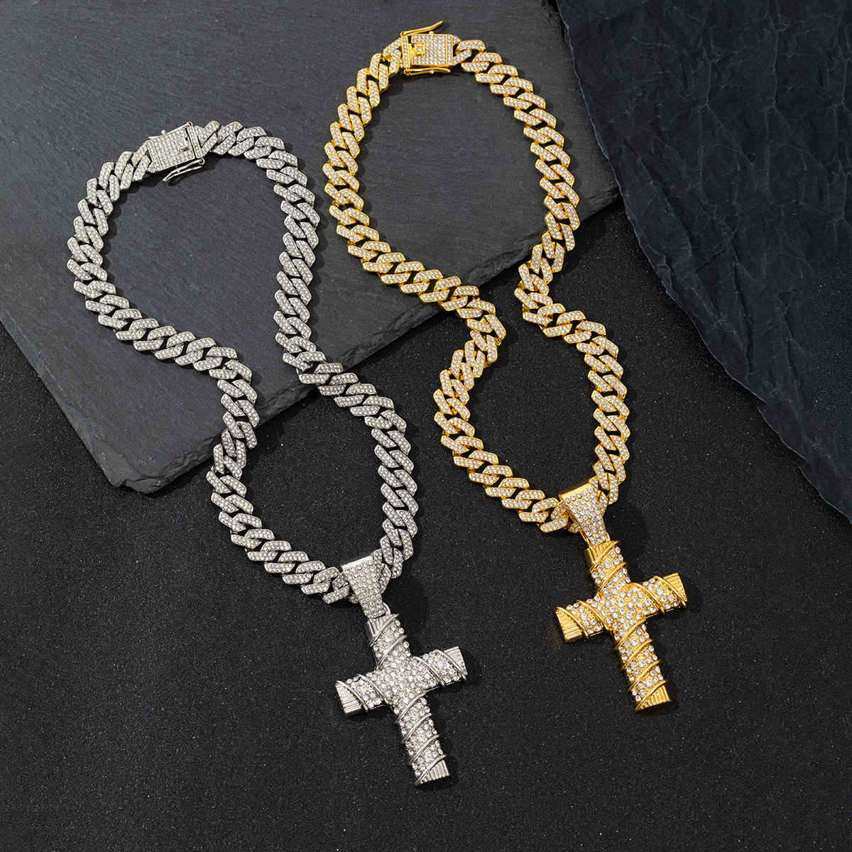 Collana catena cubana con pendente a croce per donna, strass_voghion.com