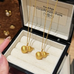 赤い本の同じタイプの砂の金のヒョウタンのペンダントは古法の黄金の鎖のチェーンをまねます。