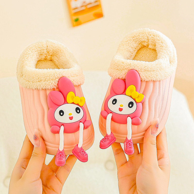 Zapatillas de algodón para niños invierno 2024 nuevos niños en el hogar interior con una base gruesa de terciopelo para niños pequeños y medianos zapatillas de algodón