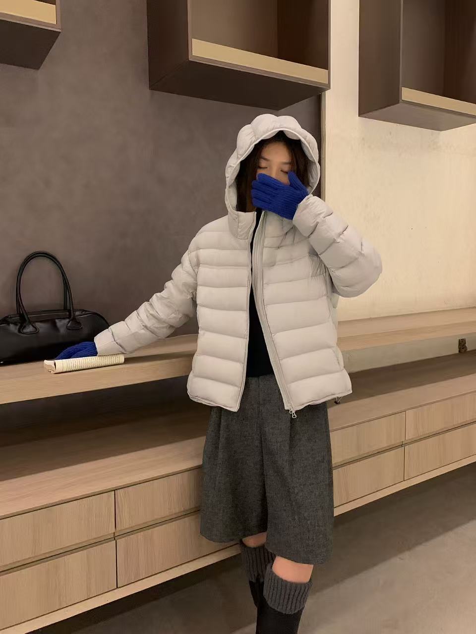 밝은 회색