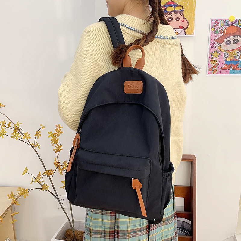 Mochila de nylon para mujeres 2024 nueva moda, bolsas escolares ligeras de color sólido, mochila de clase coreana para estudiantes de secundaria.