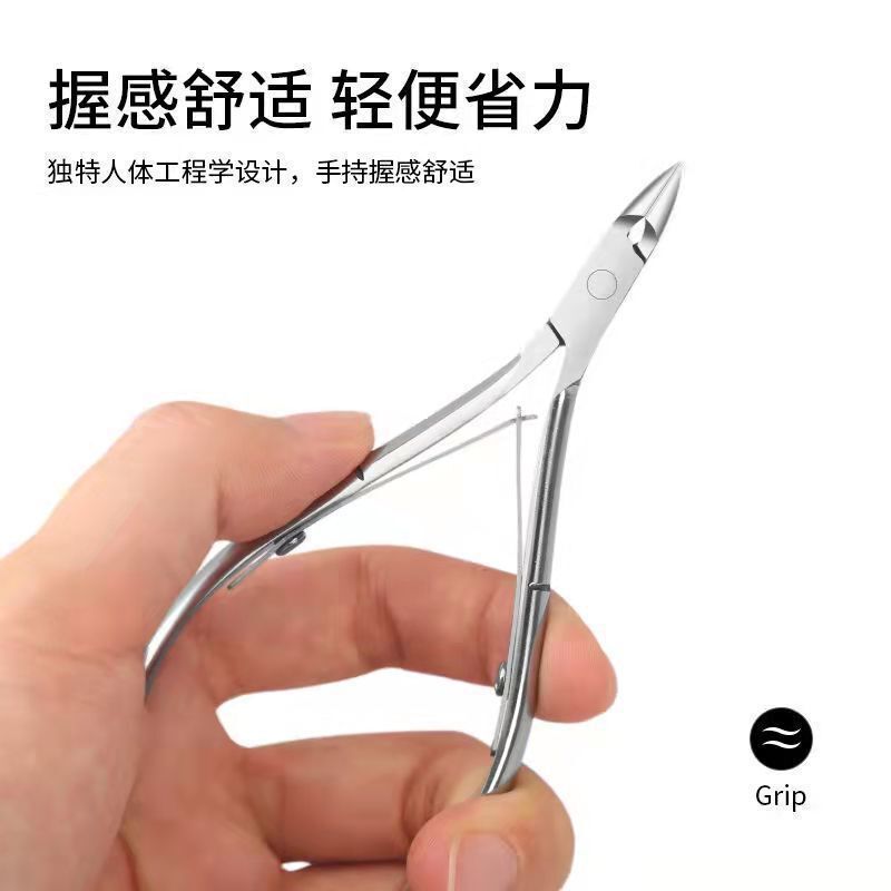 ネイルカットの爪を切り、皮を切ります。|undefined