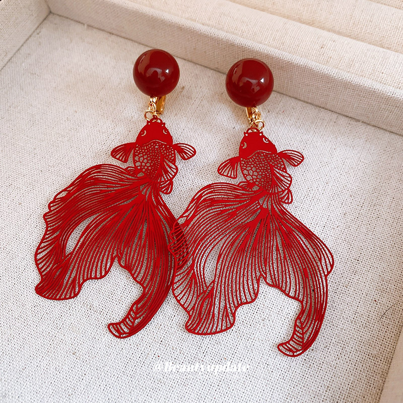 Bola redonda retro clip de oreja de pez dorado hueco sin agujeros Pendientes de diseño de nicho de alta gama Pendientes de todo fósforo de temperamento de lujo ligero mujeres