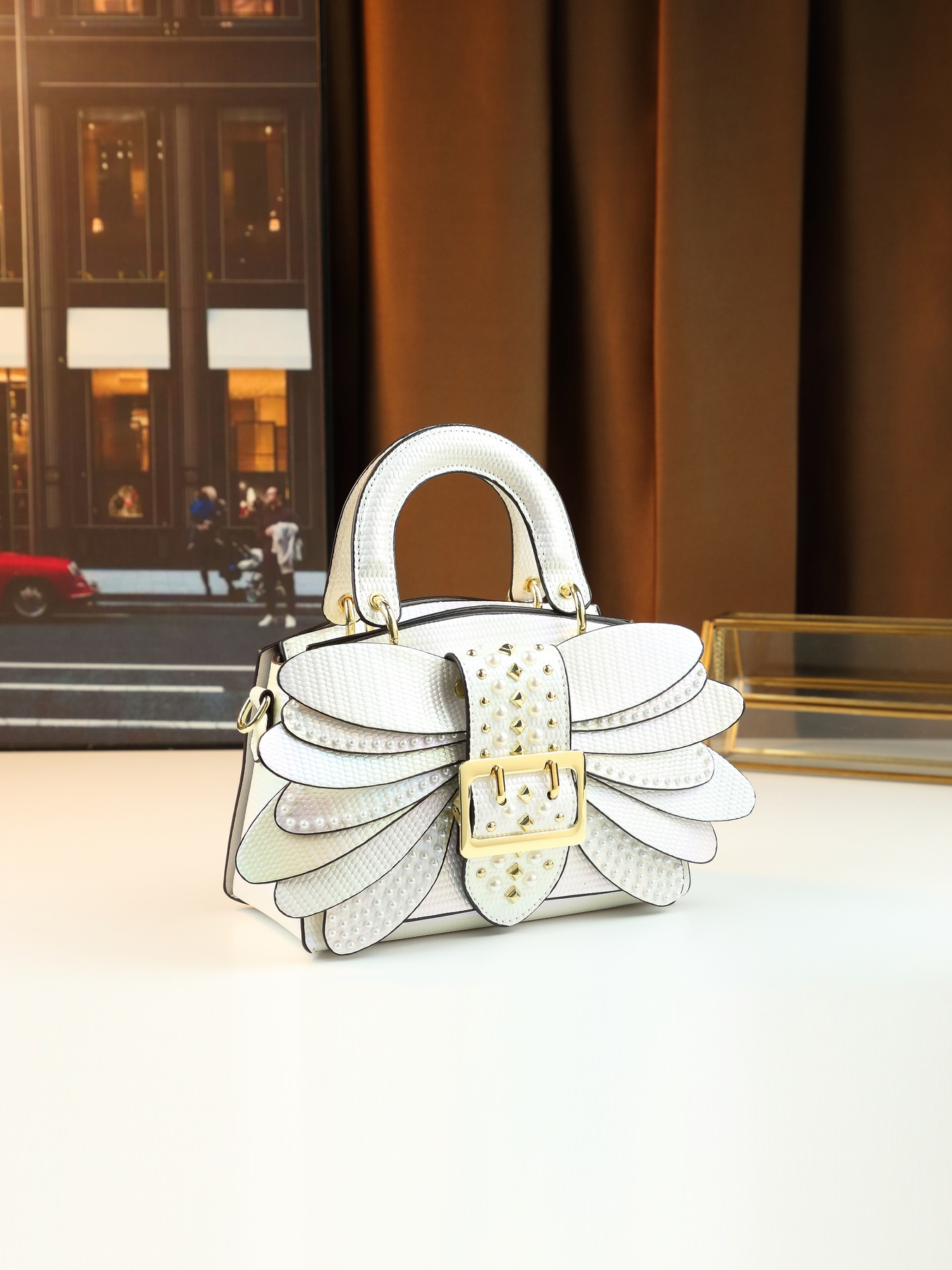 Bolsa tiracolo feminina elegante com pérolas e design de asa_voghion.com