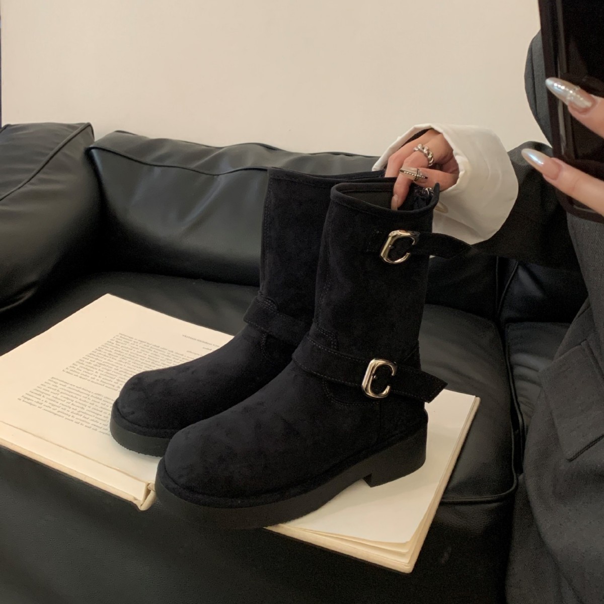 Grape Mom otoño e invierno nuevo estilo retro locomotora hebilla punta redonda suela gruesa botas cortas de tubo medio aumentadas botas de caballero mujeres image 1