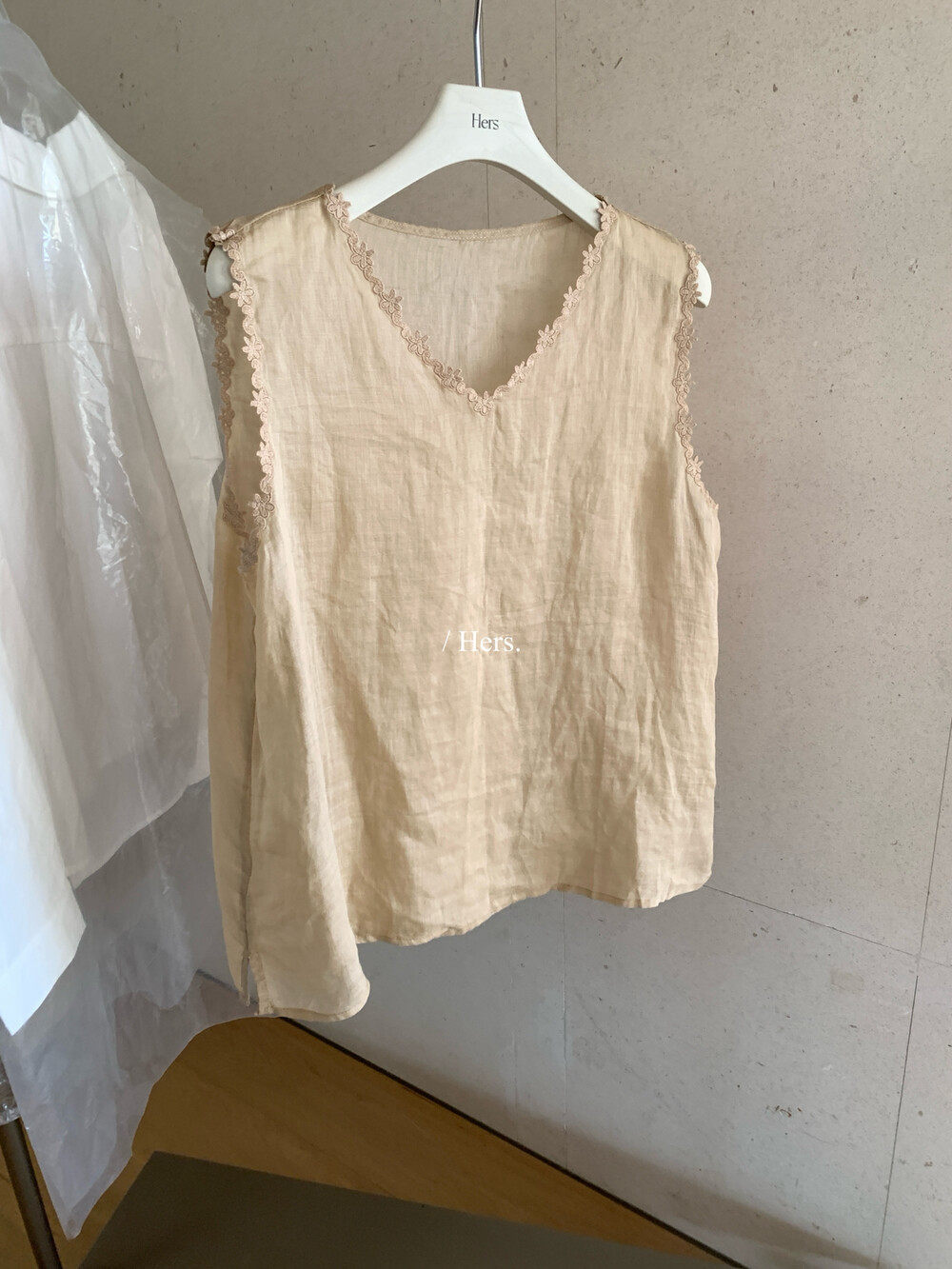 Áo hai dây nữ cổ V phối ren móc họa tiết, chất liệu linen mát mẻ, phong cách Hàn Quốc — màu hồng, màu vàng, màu mơ, màu kaki chi tiết 12