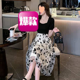 假两件连衣裙女2024年夏季新款方领碎花法式设计感小众A字中长裙