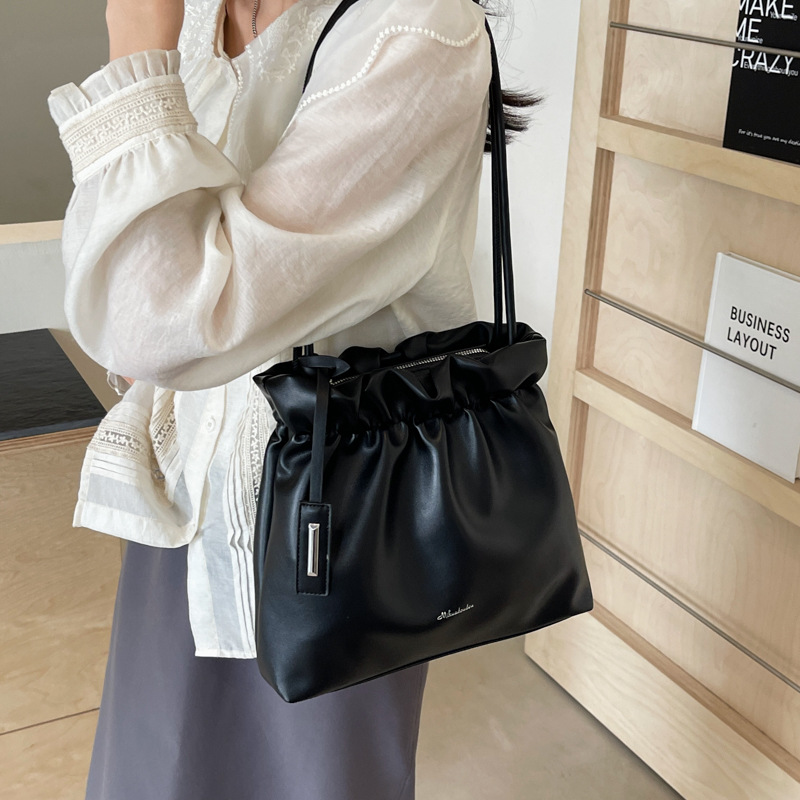 Bolsos de diseño de nicho francés para mujeres al por mayor nuevos bolsos de mujer, bolsos de mensajero plisados de todo fósforo de moda, bolsos de cubo de viaje de moda