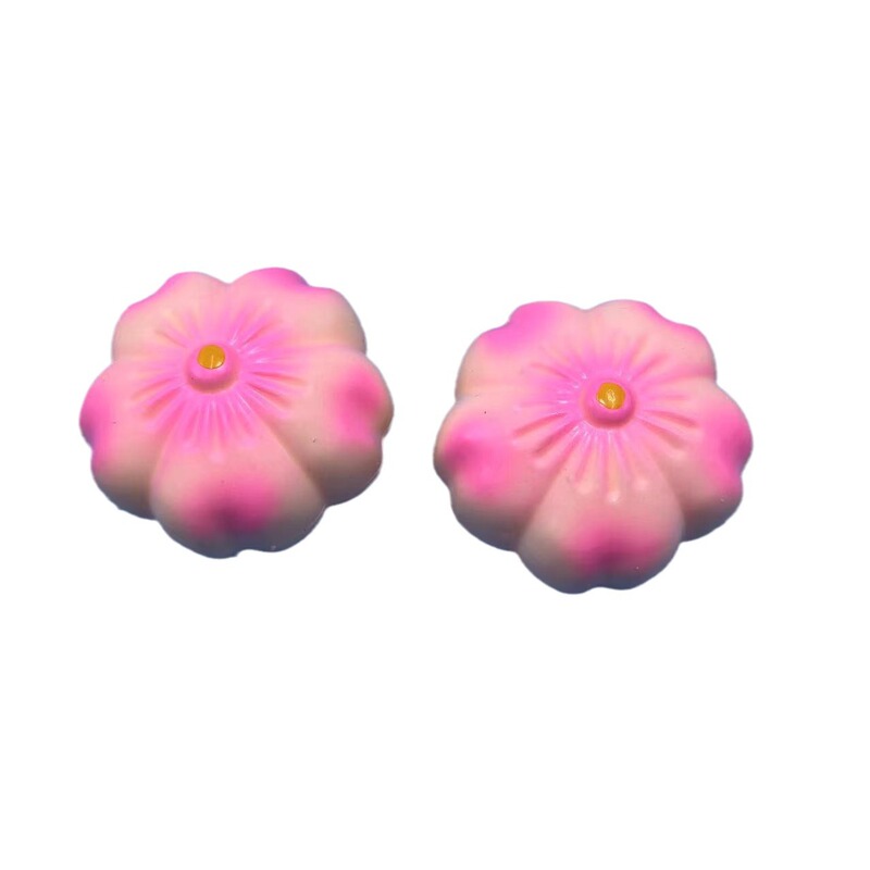 創意的な流体の桜は子供のおもちゃをつまみます。|undefined