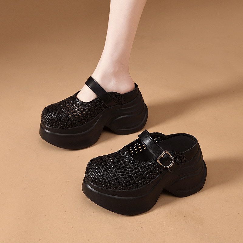 Dép sandal nữ đế dày tăng chiều cao, quai chữ V, mũi kín, phong cách xốp mát — màu đen