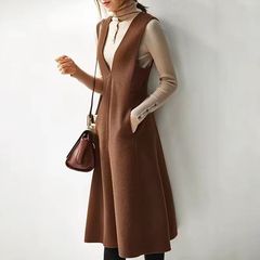 毛呢背带裙女秋冬2025新款法式V领a字背心裙中长款无袖马甲连衣裙