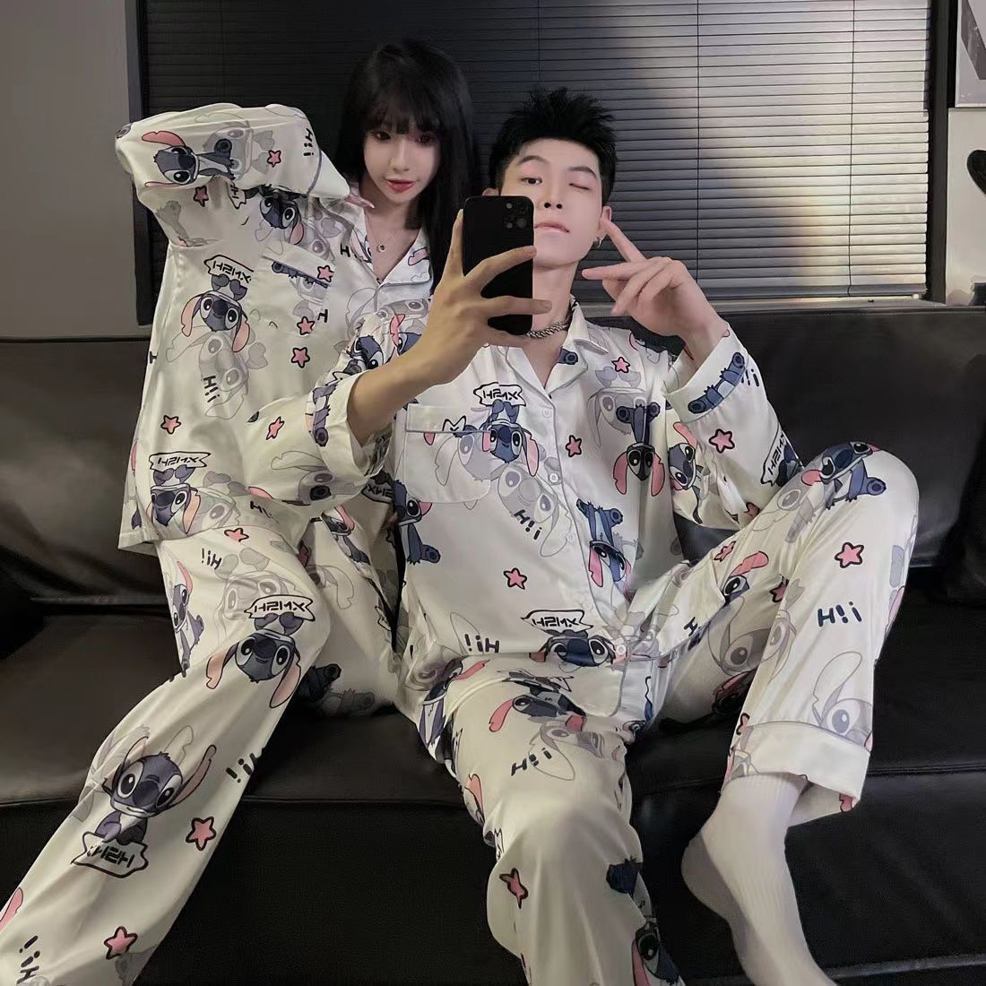 Pajamas de pareja de primavera y otoño de mujeres de hielo de manga larga delgada 2025 nuevo estilo de ropa de casa de seda para hombres