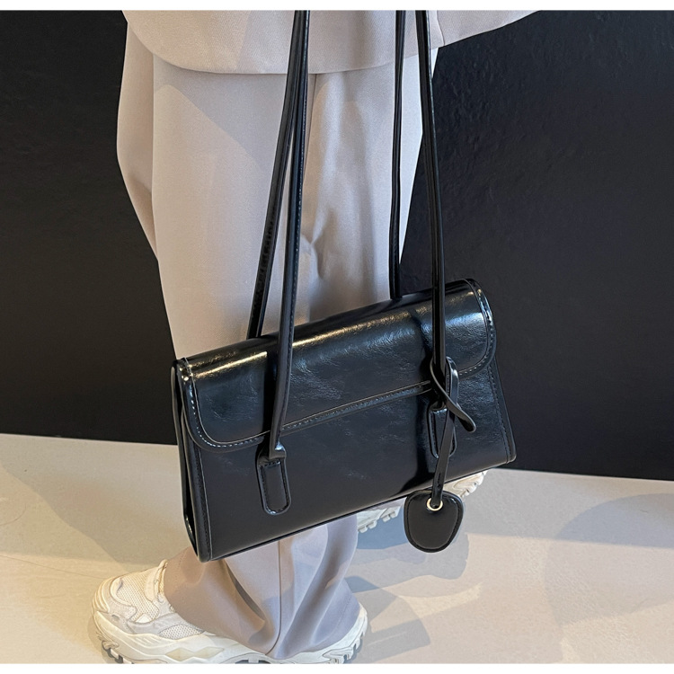 Women's Medium Pu Leather Solid Color Vintage Style Streetwear Zipper Shoulder Bag display picture 16