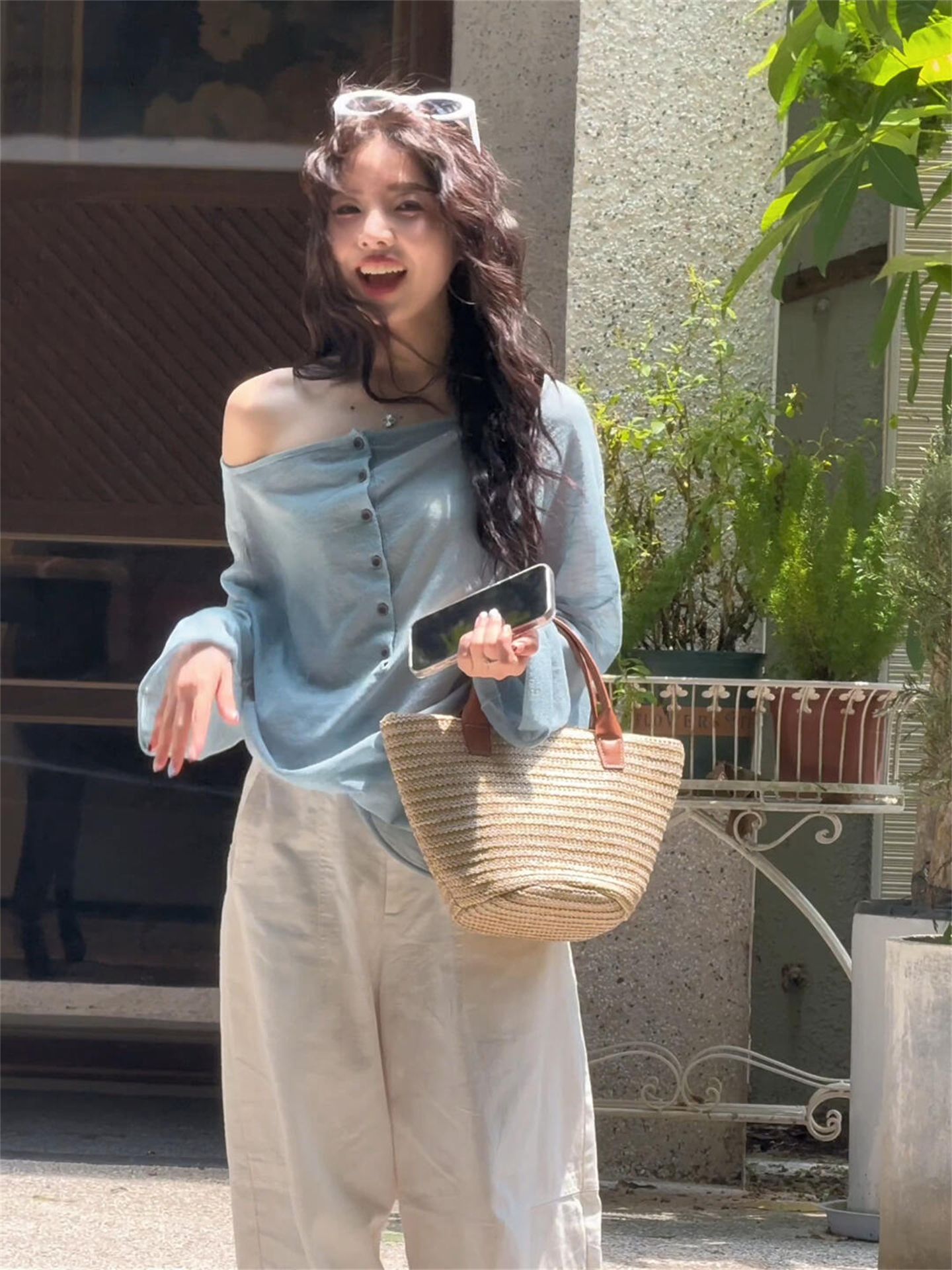 蓝色半开领一字肩长袖T恤女夏季巨好看的慵懒风防晒罩衫薄纱上衣