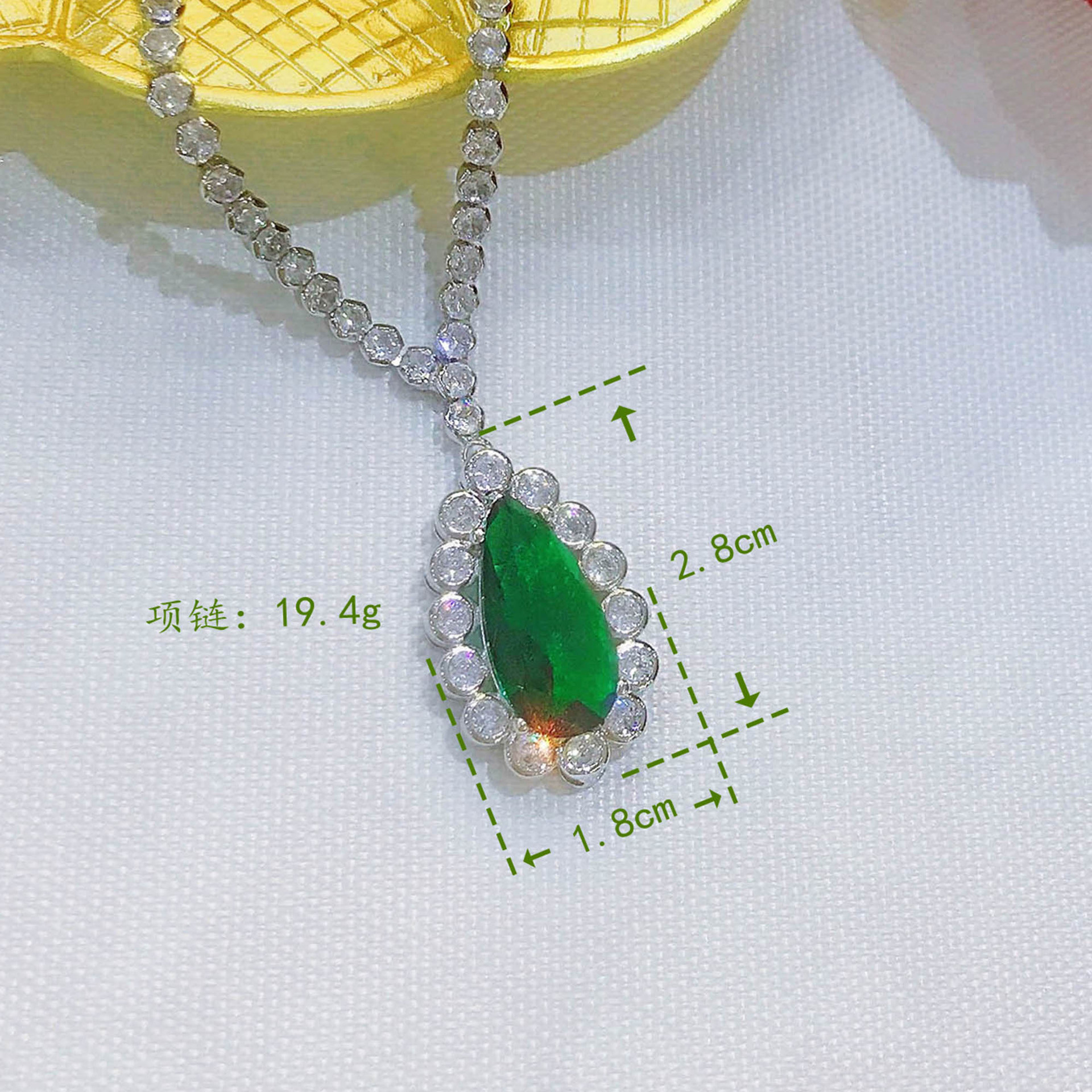 vintage water drop micro-encrusted zircon water drop pear-shaped emerald copper necklace