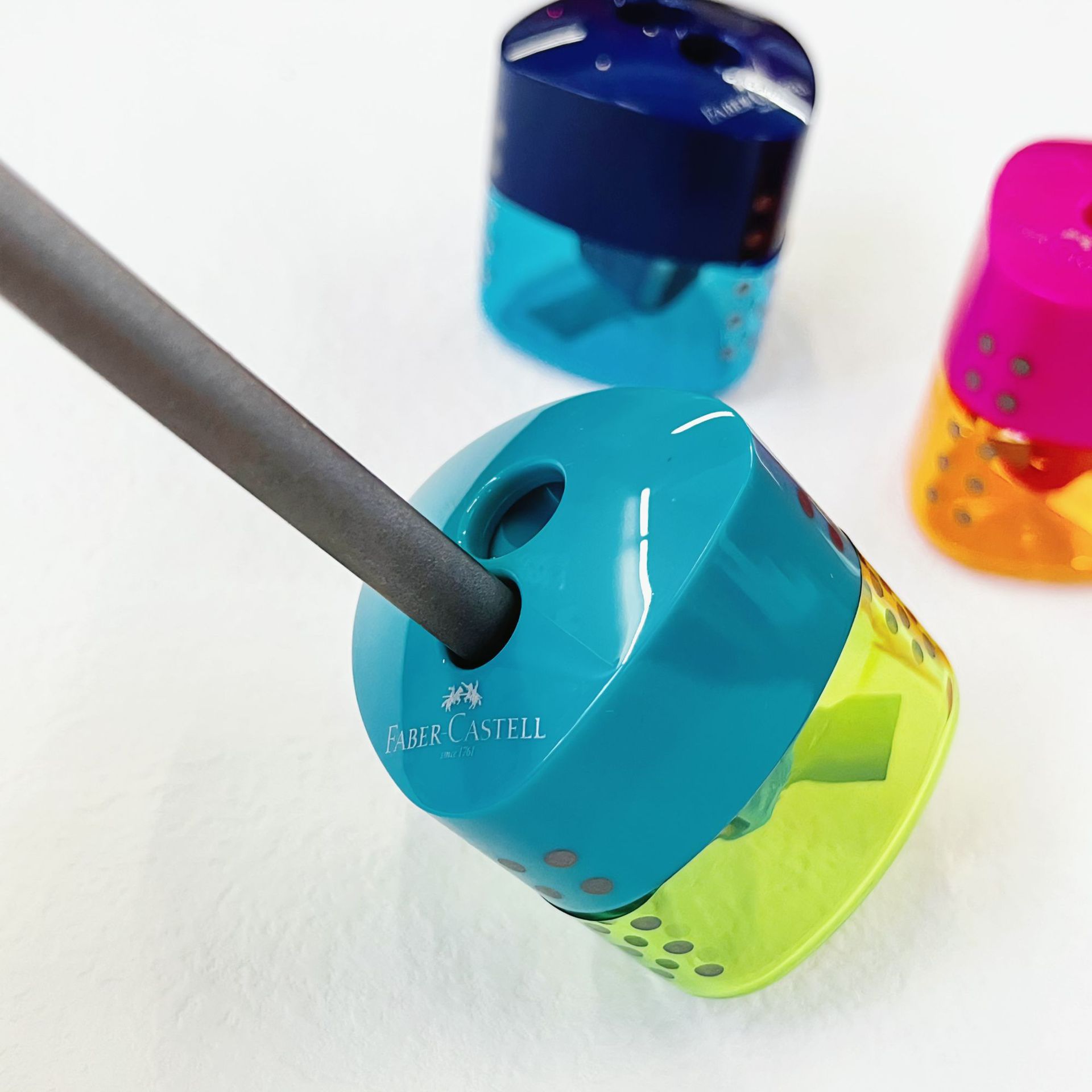 Alemán Faber-Jia 1831 triángulo de matriz de puntos doble agujero con autobloqueo sacapuntas niños estudiante arte